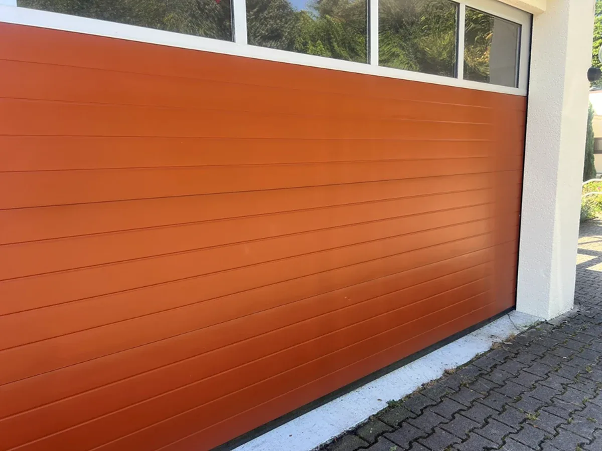 Farbintensives oranges Sektionaltor nach der Aufwertung